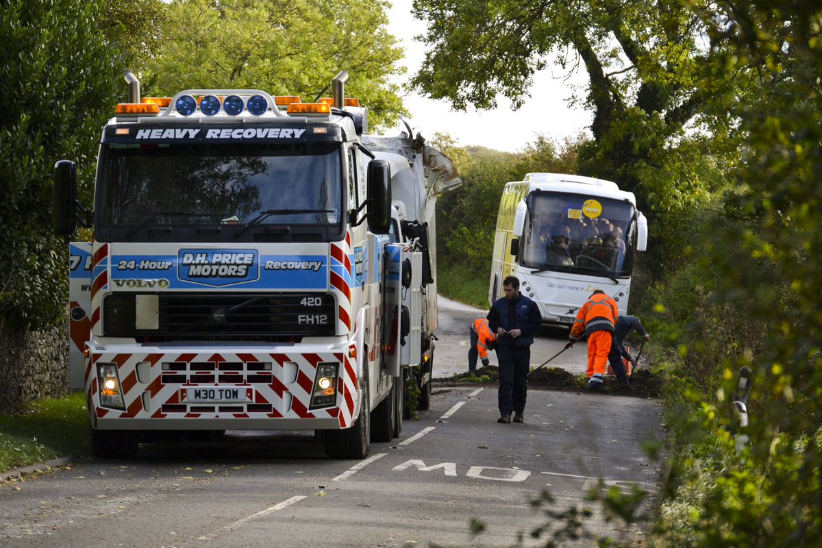 Delivery Lorry Crashes into Ditch - D.H. Price Motors Heavy Recovery Unit